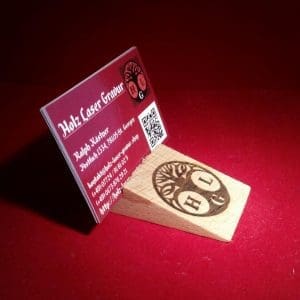Visitenkartenständer aus Holz mit Wunschgravur