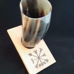 Trinkhornständer Vegvisir aus Walnuss