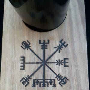 Trinkhornständer Vegvisir aus Walnuss
