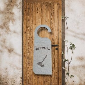 Holz-Türanhänger Kehrwoche