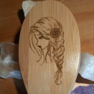 Haarbürste mit Mädchenkopf