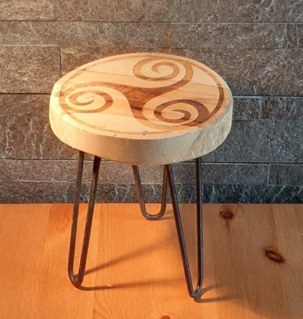 Blumenhocker Triskele aus Holz