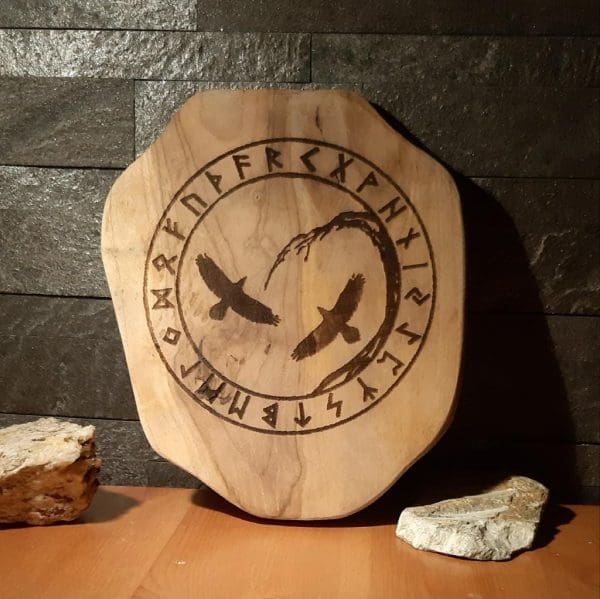 Holzbild_Hugin_u._Munin