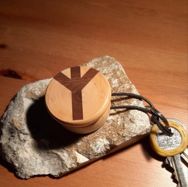 Holzdose als Schlüsselanhänger mit Algiz Rune Gravur