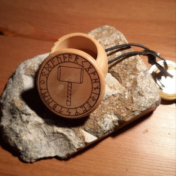 Holzdose als Schlüsselanhänger mit Thorshammer Gravur – Bild 2