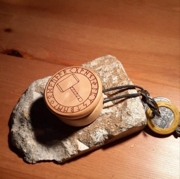 Holzdose als Schlüsselanhänger mit Thorshammer Gravur