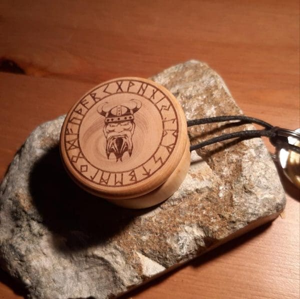 Holzdose als Schlüsselanhänger mit Wikinger Gravur