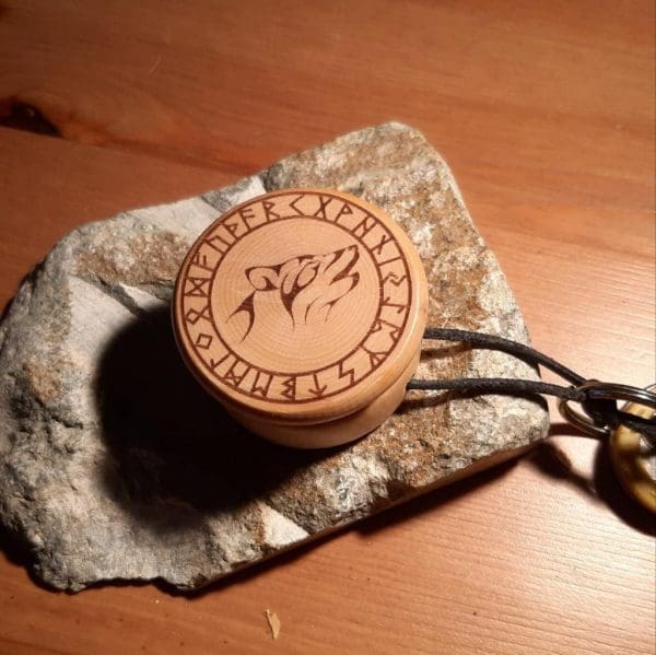 Holzdose als Schlüsselanhänger mit Runenkreis Gravur
