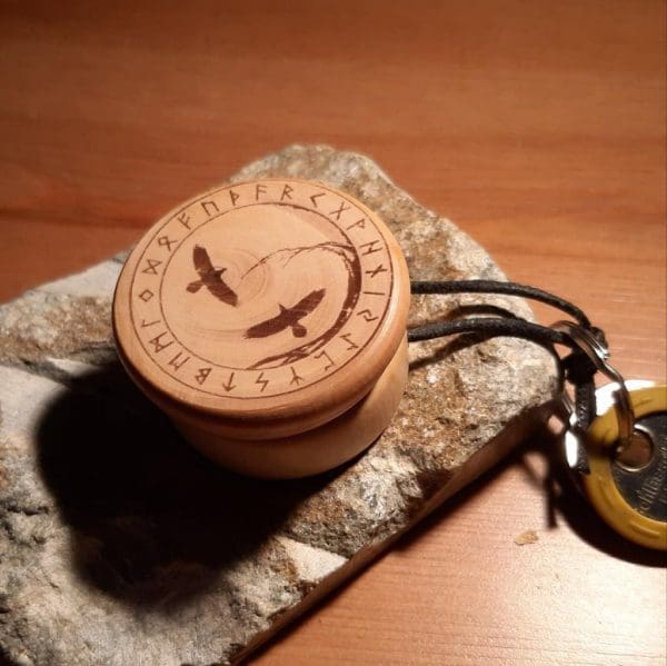 Holzdose als Schlüsselanhänger mit Hugin und Munin Gravur