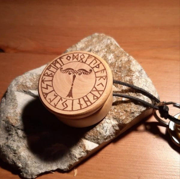 Holzdose als Schlüsselanhänger mit Irminsul Gravur