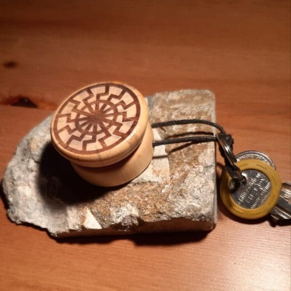 Holzdose als Schlüsselanhänger mit schwarzer Sonne Gravur