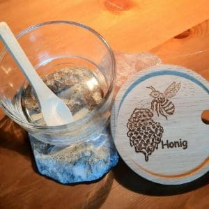 Honigglas mit Bambusdeckel graviert