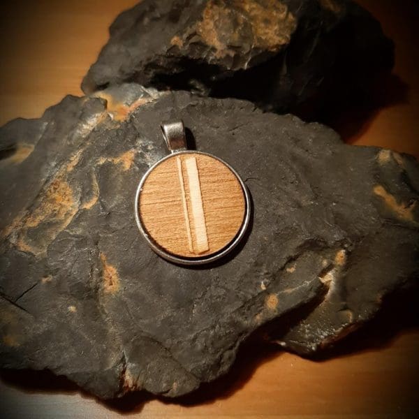 Holzschmuck Anhänger mit Rune Isa Gravur