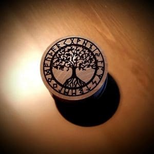 Holzdose Yggdrasil