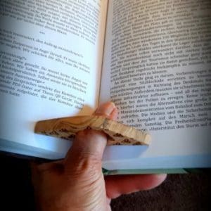 Buchseitenhalter aus Holz
