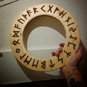 Runenkreis aus Holz
