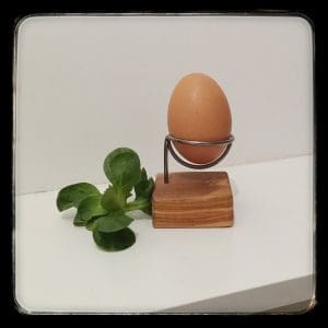 Eierbecher aus Olivenholz und Edelstahl