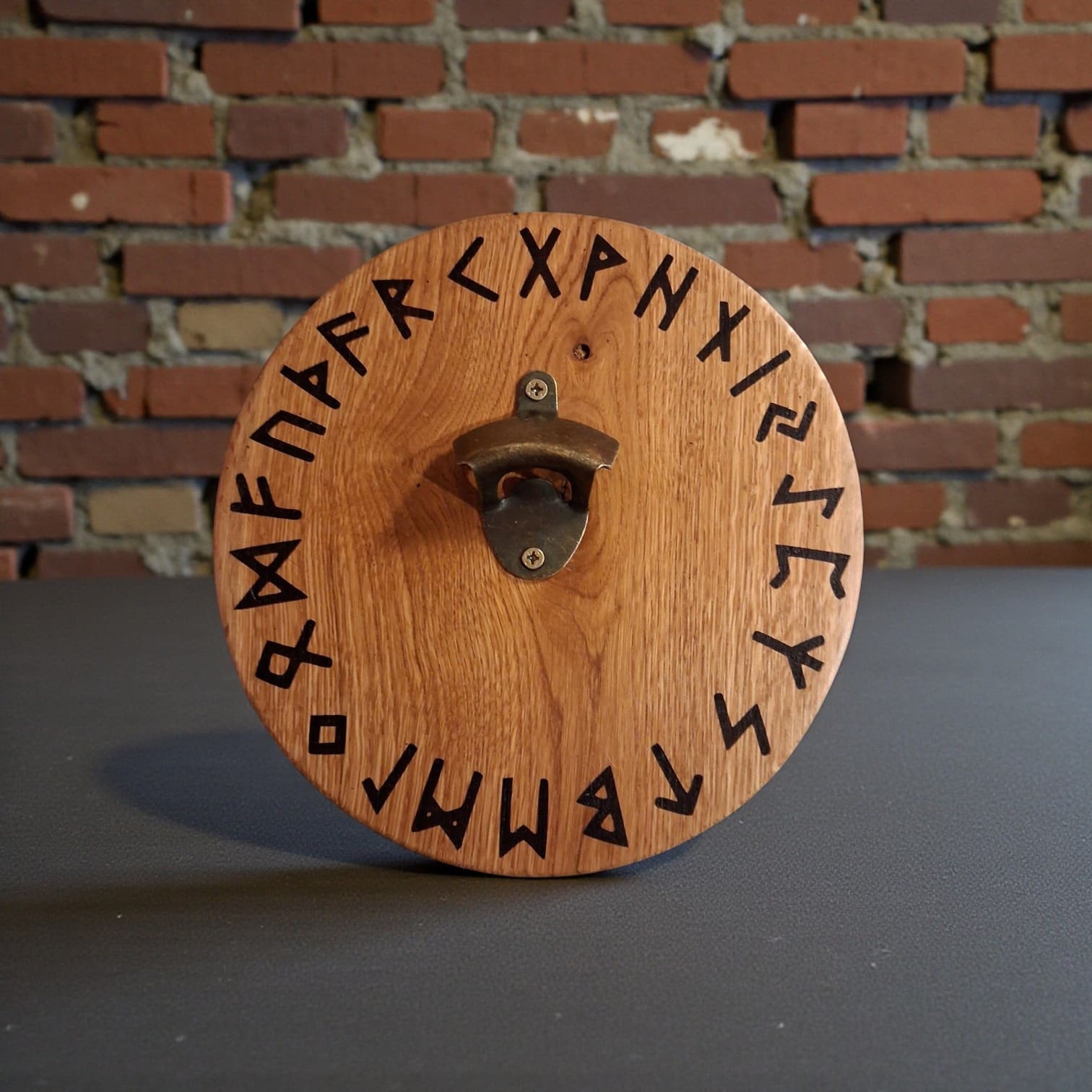 Wandflaschenöffner aus Eichenholz