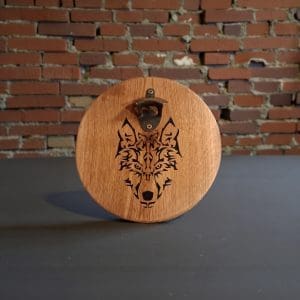 Wandflaschenöffner aus Eichenholz mit nordischer Gravur